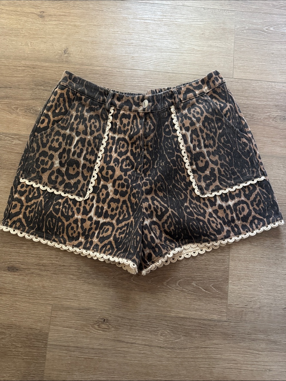 Leopard Print High-Waist Shorts with Cream Lace Trim